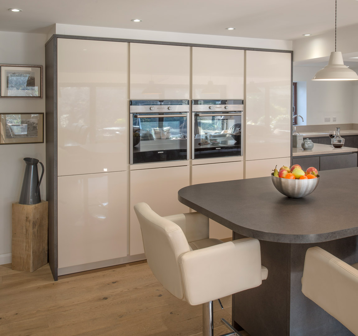 Two-tone German kitchen, detail 3
