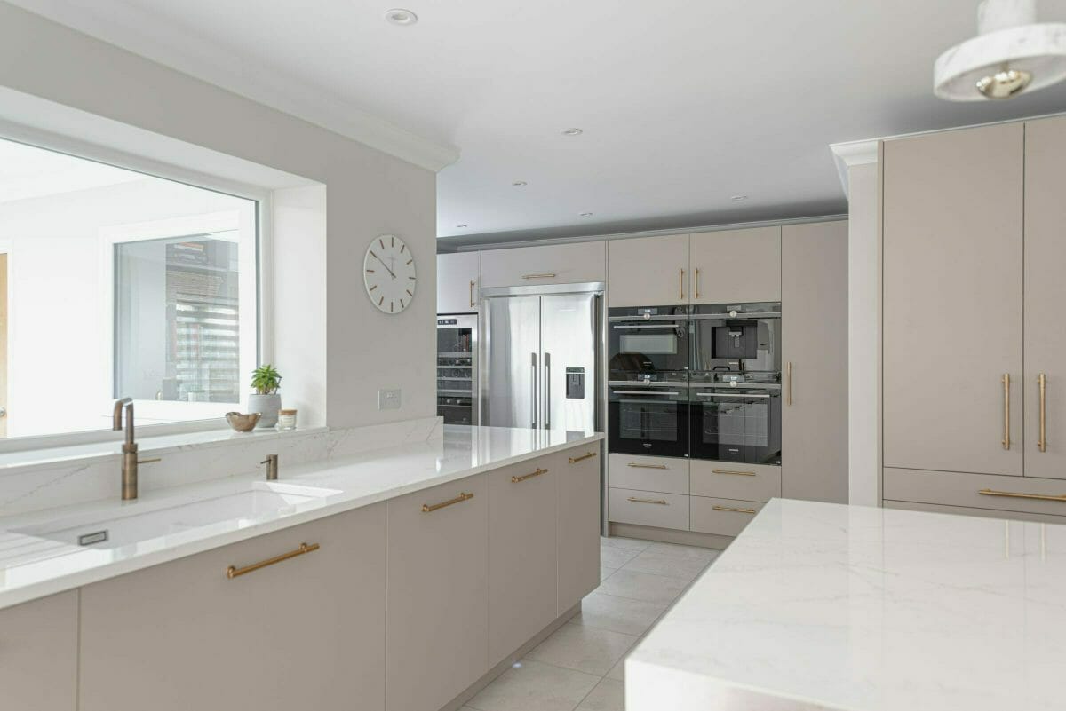 Timeless Flat Door Kitchen With Brass Handles
