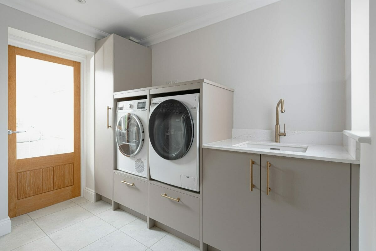Timeless Flat Door Kitchen With Brass Handles